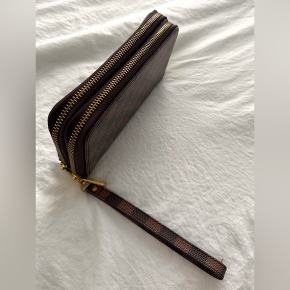 👑✅PRICE FIRM✅ Brown Large Double Zip Compartment Wristlet Wallet. - Picture 5 of 17